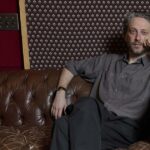 Sua música eletrônica, uma mistura de passado e futuro, dá a 'Marty Supreme' sua arrogância