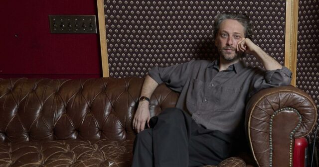 Sua música eletrônica, uma mistura de passado e futuro, dá Sua música eletrônica, uma mistura de passado e futuro, dá a 'Marty Supreme' sua arrogância