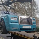 Um Rolls-Royce azul é removido da Grosvenor Square em Mayfair, Londres.