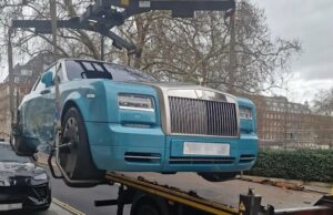 Supercarros rebocados de Mayfair depois que proprietários ricos ‘ignoram multas’ Um Rolls-Royce azul é removido da Grosvenor Square em Mayfair, Londres.