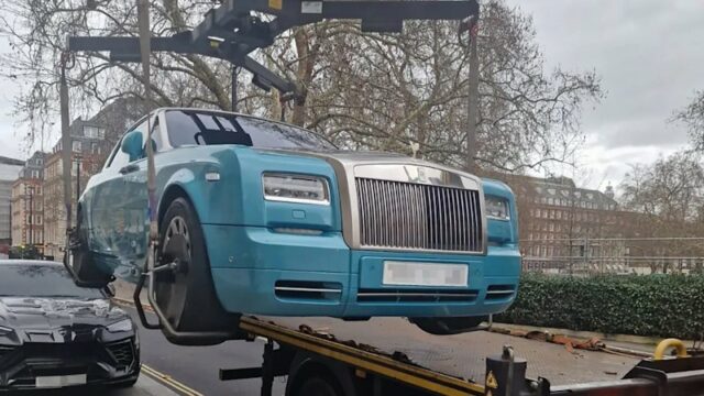 Um Rolls-Royce azul é removido da Grosvenor Square em Mayfair, Londres.