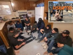 Suposta operação de contrabando de pessoas exposta no Texas quando 17 estrangeiros ilegais foram encontrados dentro de uma casa residencial Suposta operação de contrabando de pessoas exposta no Texas quando 17 estrangeiros ilegais foram encontrados dentro de uma casa residencial