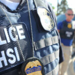 Suposto contrabandista de seres humanos é preso por abandonar migrante doente na estrada fronteiriça do Texas para morrer