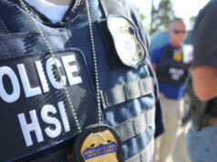 Suposto contrabandista de seres humanos é preso por abandonar migrante doente na estrada fronteiriça do Texas para morrer Suposto contrabandista de seres humanos é preso por abandonar migrante doente na estrada fronteiriça do Texas para morrer