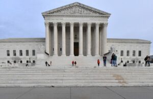 Suprema Corte enfrenta o dever dos provedores de Internet de acabar com a pirataria WASHINGTON, DC - JANUARY 02: Student loan borrowers gathered at the Supreme Court today to tell the court that student loan relief is legal on January 02, 2023 in Washington, DC. (Photo by Larry French/Getty Images for We, The 45 Million)