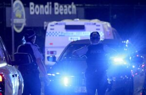 Suspeito de terrorismo sobrevivente na Austrália recebeu acusações após ataque mortal Suspeito de terrorismo sobrevivente na Austrália recebeu acusações após ataque mortal