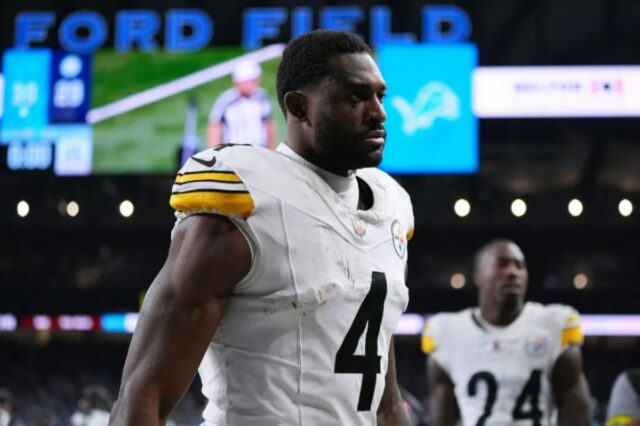 DK Metcalf, do Pittsburgh Steelers, sai de campo após um jogo de futebol americano da NFL contra o Detroit Lions, domingo, 21 de dezembro de 2025.