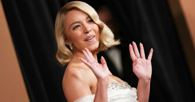 Sydney Sweeney diz que as pessoas entendem 'muitas coisas' erradas Sydney Sweeney diz que as pessoas entendem muitas coisas erradas sobre ela após rumores de cirurgia plástica Jean Ad Inline