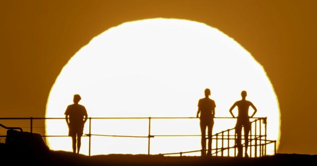 Sydney sofrerá mais ondas de calor enquanto nove regiões enfrentam proibições totais de incêndio
