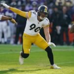 O linebacker do Pittsburgh Steelers, TJ Watt (90), persegue o quarterback do Baltimore Ravens, Lamar Jackson (8), durante o primeiro tempo no M&T Bank Stadium.