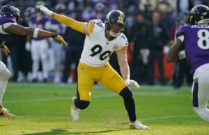 TJ Watt retorna aos treinos pela primeira vez desde o colapso do pulmão em grande impulso do Steelers O linebacker do Pittsburgh Steelers, TJ Watt (90), persegue o quarterback do Baltimore Ravens, Lamar Jackson (8), durante o primeiro tempo no M&T Bank Stadium.
