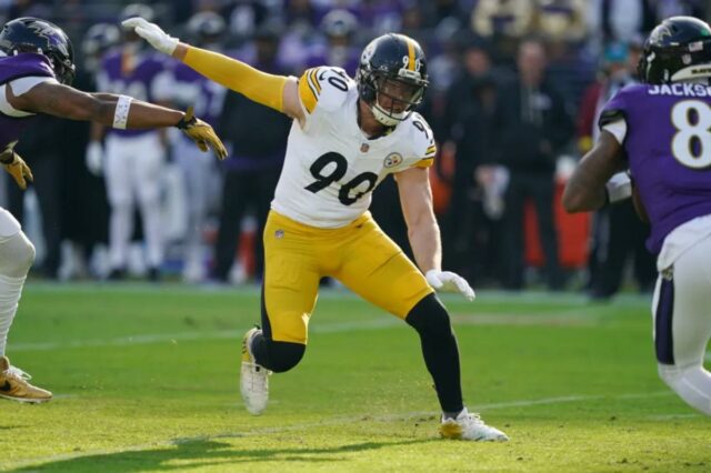 O linebacker do Pittsburgh Steelers, TJ Watt (90), persegue o quarterback do Baltimore Ravens, Lamar Jackson (8), durante o primeiro tempo no M&T Bank Stadium.