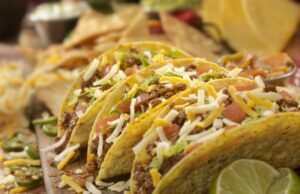 Taco sobre uma polêmica: Travis Kelce elogia o local KC enquanto Jason despreza os tacos do meio-oeste Yahoo entertainment home