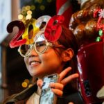 Pessoas tocam um sino gigante para celebrar o Ano Novo no templo budista Zojoji, em Tóquio.