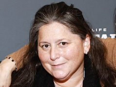 Tammie Rosen, chefe de comunicações de Sundance e Tribeca, morre aos 49 anos após a batalha contra o câncer PARK CITY, UTAH - JANUARY 27: (L-R) Director of Programming, Sundance Film Festival Kim Yutani, Sundance Institute CEO Joana Vicente, Chief Communications Officer at the Sundance Institute Tammie Rosen (2nd R) and Head of Partnerships at Sundance Institute Mary Sadeghy (R) attend the 2023 Sundance Film Festival Awards Ceremony at The Ray Theatre on January 27, 2023 in Park City, Utah. (Photo by Matt Winkelmeyer/Getty Images)