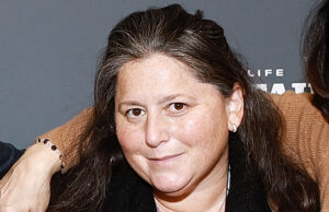 Tammie Rosen, chefe de comunicações de Sundance e Tribeca, morre aos 49 anos após a batalha contra o câncer PARK CITY, UTAH - JANUARY 27: (L-R) Director of Programming, Sundance Film Festival Kim Yutani, Sundance Institute CEO Joana Vicente, Chief Communications Officer at the Sundance Institute Tammie Rosen (2nd R) and Head of Partnerships at Sundance Institute Mary Sadeghy (R) attend the 2023 Sundance Film Festival Awards Ceremony at The Ray Theatre on January 27, 2023 in Park City, Utah. (Photo by Matt Winkelmeyer/Getty Images)