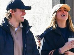 Tate McRae e a estrela da NHL Jack Hughes se aconchegam em uma caminhada em Nova York após o jogo do Devils Tate-McRae-NHL-Jake-Hughes-SUB-1