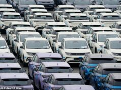 Taxas de mortalidade em híbridos ‘três vezes superiores às dos carros a gasolina’, conforme especialistas em segurança rodoviária pedem investigação Um total de 122 pessoas morreram em acidentes de carros híbridos no ano passado, em comparação com 777 em acidentes envolvendo carros a gasolina, de acordo com números do Departamento de Transportes analisados pelo The Mail on Sunday (foto de arquivo)