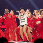 Taylor Swift anunciou o bônus exato que deu aos dançarinos em séries documentais. O número os deixou em lágrimas