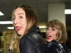 Taylor Swift arrasa com roupa preta durante a noite das garotas com Este Haim Taylor Swift traz seu clássico Red Lip para um encontro noturno em Nova York com Travis Kelce