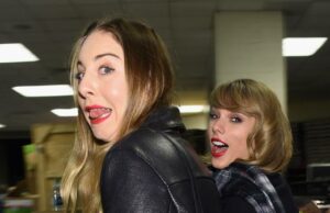 Taylor Swift arrasa com roupa preta durante a noite das garotas com Este Haim Taylor Swift traz seu clássico Red Lip para um encontro noturno em Nova York com Travis Kelce