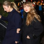 Taylor Swift sai para jantar no Chez Margaux com um amigo em Nova York
