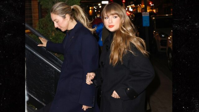 Taylor Swift sai para jantar no Chez Margaux com um amigo em Nova York
