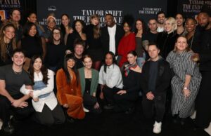 Taylor Swift faz aparição surpresa na exibição de documentários emocionais Travis Kelce Taylor Swift se beija nos bastidores do trailer da Eras Tour