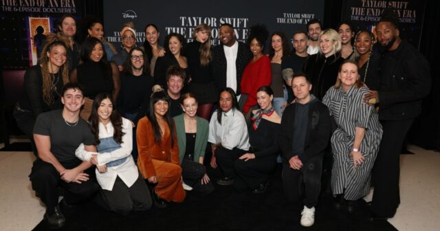 Taylor Swift faz aparição surpresa na exibição de documentários emocionais Travis Kelce Taylor Swift se beija nos bastidores do trailer da Eras Tour