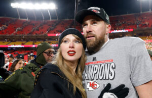 Taylor Swift lê em voz alta uma carta romântica de Travis Kelce no documento ‘Eras Tour’. O que diz Taylor Swift comemora com Travis Kelce #87 do Kansas City Chiefs depois de derrotar o Buffalo Bills por 32-29 no AFC Championship Game no GEHA Field no Arrowhead Stadium em 26 de janeiro de 2025 em Kansas City, Missouri.