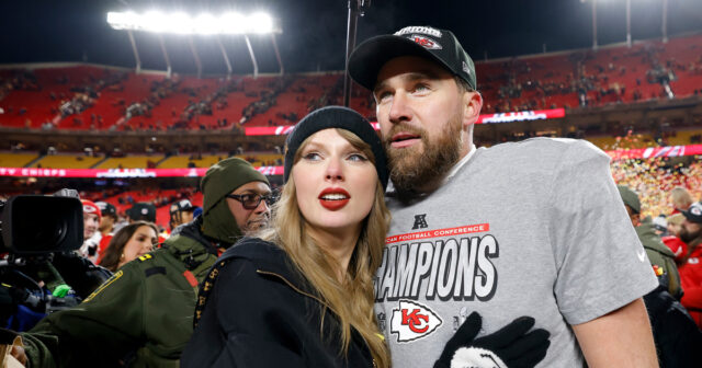 Taylor Swift comemora com Travis Kelce #87 do Kansas City Chiefs depois de derrotar o Buffalo Bills por 32-29 no AFC Championship Game no GEHA Field no Arrowhead Stadium em 26 de janeiro de 2025 em Kansas City, Missouri.