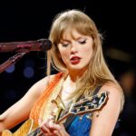 Taylor Swift se apresenta no palco durante