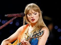 Taylor Swift revela que teve gripe estomacal ‘várias vezes’ durante a ‘Eras Tour’ Taylor Swift se apresenta no palco durante