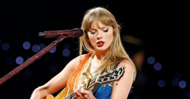 Taylor Swift se apresenta no palco durante 