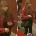 Taylor Swift usa jaqueta bomber vermelha festiva no jogo Chiefs vs. Broncos no Natal
