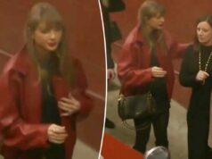 Taylor Swift usa jaqueta bomber vermelha festiva no jogo Chiefs vs. Broncos no Natal Taylor Swift usa jaqueta bomber vermelha festiva no jogo Chiefs vs. Broncos no Natal