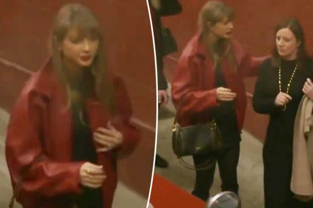 Taylor Swift usa jaqueta bomber vermelha festiva no jogo Chiefs vs. Broncos no Natal
