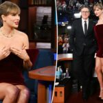 Taylor Swift visita 'The Late Show With Stephen Colbert' em minivestido de veludo marrom