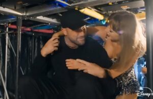 Taylor e Travis compartilham telefonema íntimo em séries documentais: ‘Eu te amo tanto’ A arte principal de Taylor Swift: The End of an Era do Disney+