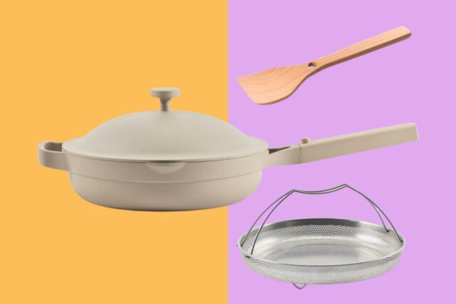 Blue Always Pan com tampa, espátula de madeira e cesto para cozimento a vapor.