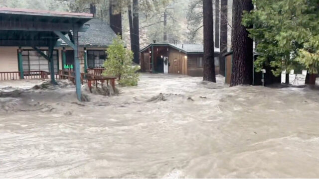 Tempestade atmosférica em rio causa inundações no sul da Califórnia

