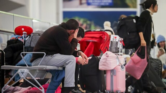 Tempestades de neve nos EUA causam milhares de atrasos e Centenas de voos foram cancelados nos principais aeroportos de Nova York quando uma significativa tempestade de inverno atingiu a cidade e regiões vizinhas.