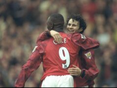 Temporada 1997/98 do Manchester United, posição final, artilheiro, partidas memoráveis Ryan Giggs erguendo o troféu da Premier League