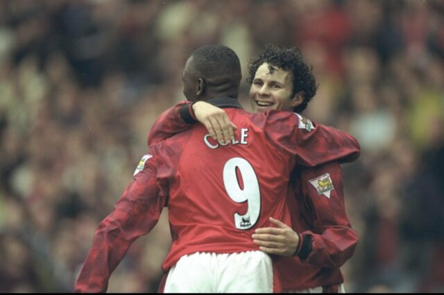 Ryan Giggs erguendo o troféu da Premier League