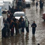 Tendas inundadas, famílias buscam abrigo enquanto a tempestade Byron atinge Gaza