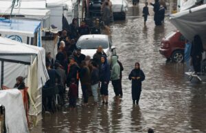 Tendas inundadas, famílias buscam abrigo enquanto a tempestade Byron atinge Gaza Tendas inundadas, famílias buscam abrigo enquanto a tempestade Byron atinge Gaza