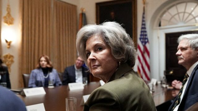 'Teórico da conspiração', 'fanático de direita': o chefe de gabinete Wiles também esteve presente quando Trump se encontrou com o primeiro-ministro Anthony Albanese, juntamente com o secretário da Guerra, Pete Hegseth, em outubro.