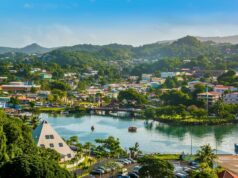 Terça-feira de viagem de 2025: aproveite essas ofertas de férias com tudo incluído – enquanto ainda pode Linda praia de areia branca em Santa Lúcia com cenário montanhoso.