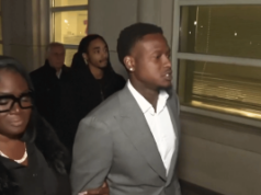 Terry Rozier pede ao juiz que rejeite as acusações no caso federal de apostas da NBA Terry Rozier pede ao juiz que rejeite as acusações no caso federal de apostas da NBA. O guarda do Miami Heat, Terry Rozier, vestindo um terno cinza, caminha ao lado de outras pessoas do lado de fora de um tribunal federal à noite após sua acusação.