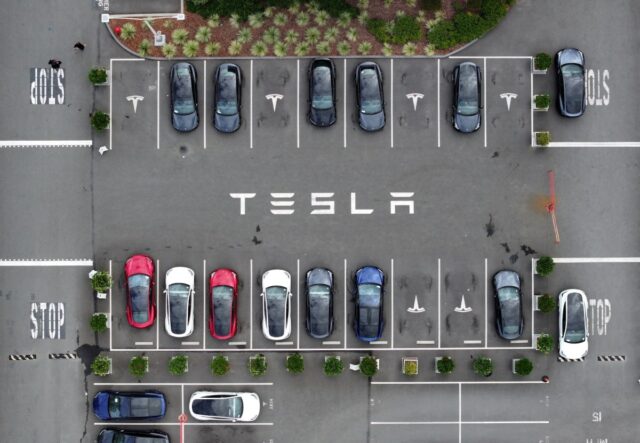 Tesla começa a testar robotáxis em Austin sem motorista de segurança
